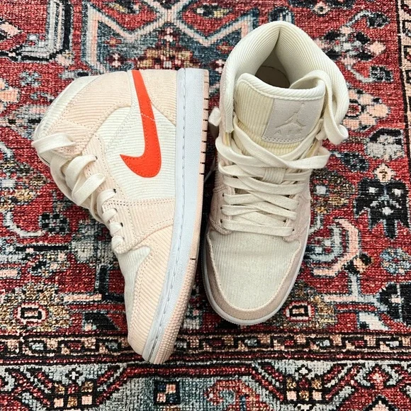 Women’s AIR JORDAN 1 mid SE - Picture 3 of 5